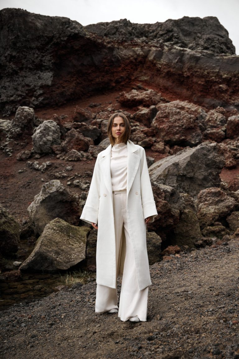 Luxe damesoutfit van kledingmerk OSCAR the Collection, gefotografeerd in IJsland.