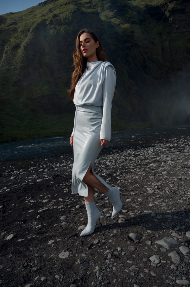Luxe winteroutfit van kledingmerk OSCAR the Collection, gefotografeerd in IJsland.