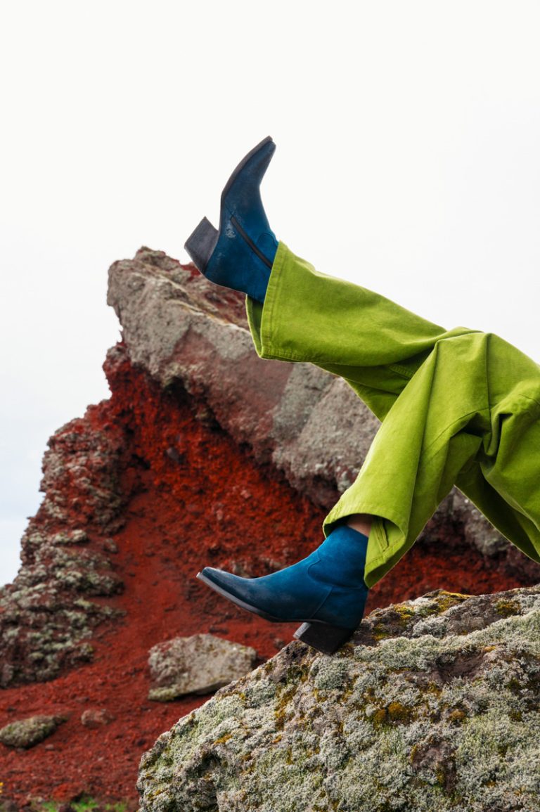 Gekleurde winterlaarzen van Nederlandse schoenenmerk Lazamani gefotografeerd in IJsland voor rode rots.