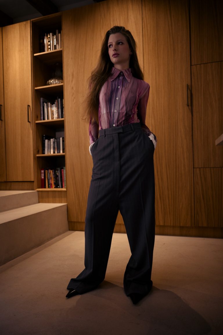 Model gefotografeerd in locatiehuis te Amsterdam voor mode serie met stylist Phoebe Vos