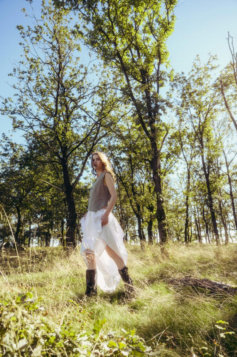 Fashion model gestyled door Alana Lievens in natuur met witte rok