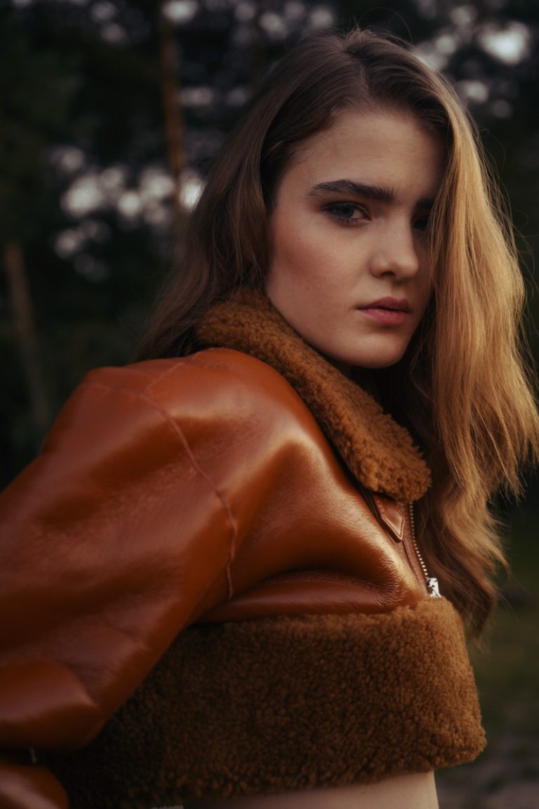 Portret van een model met leren jas van kledingmerk Filippa K, gestyled door Alana Lievens
