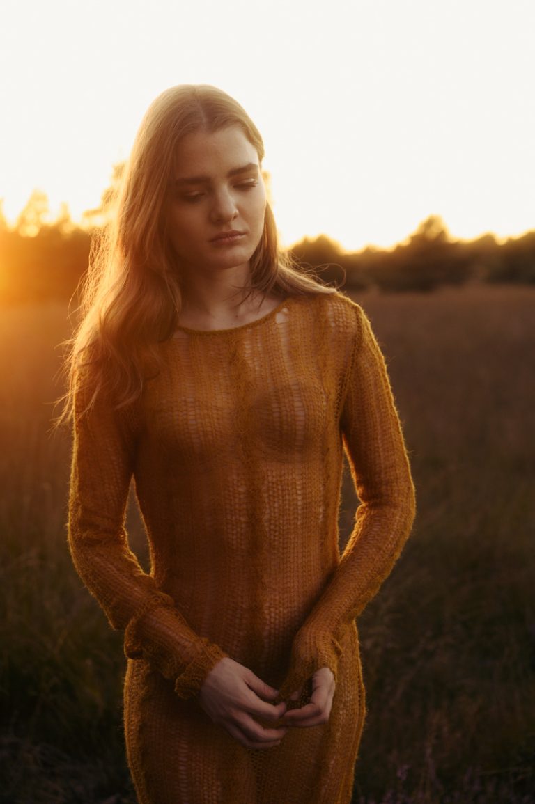 Fashion model gestyled door Alana Lievens op natuurlocatie in Nederland bij zonsondergang