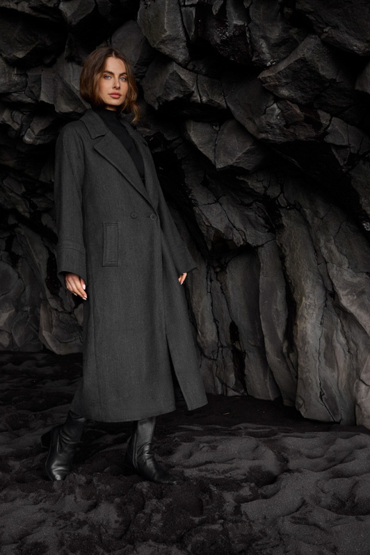 Luxe winterjas van kledingmerk OSCAR the Collection, gefotografeerd in IJsland.